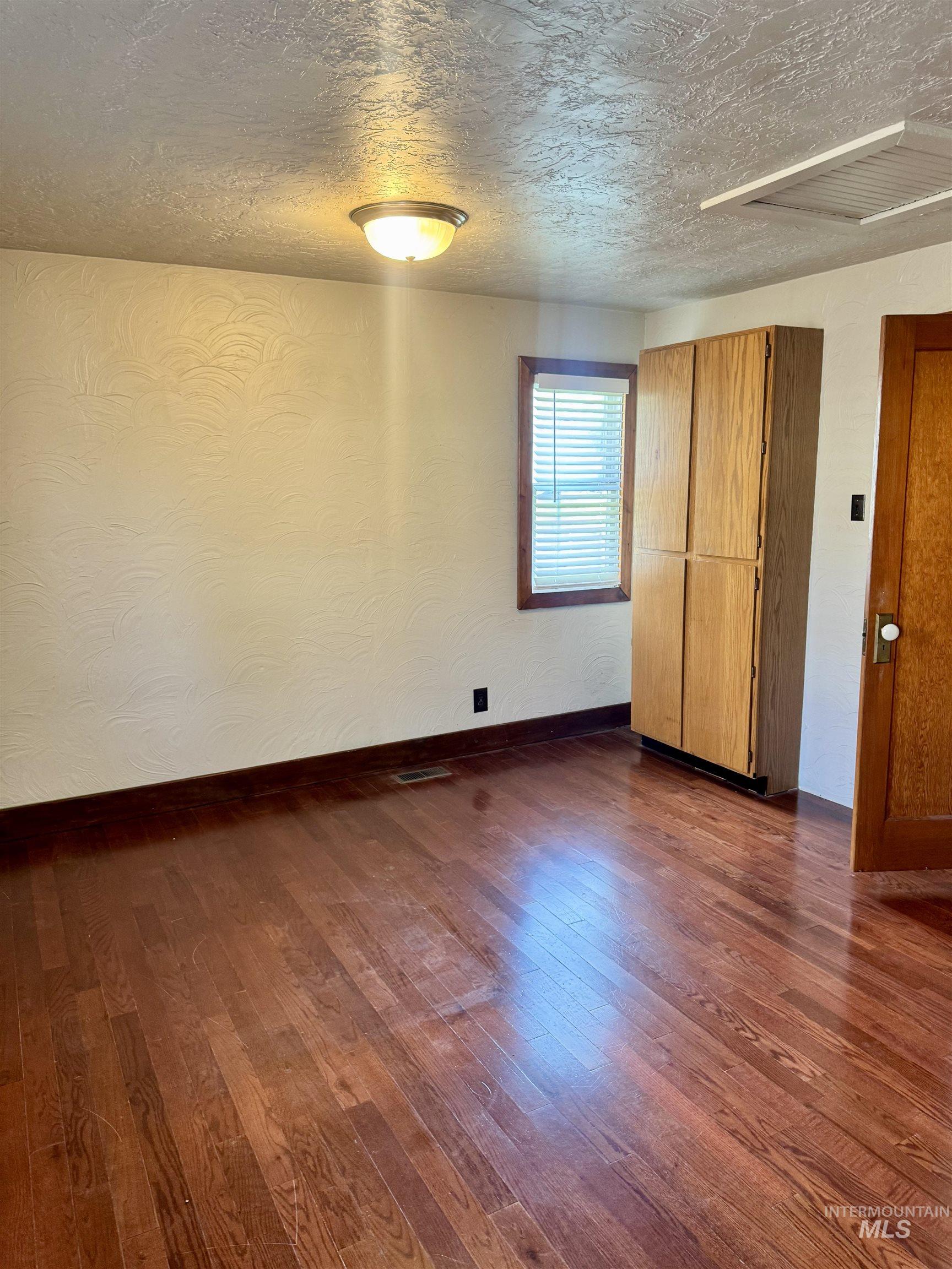 112 6th St Property Photo 16