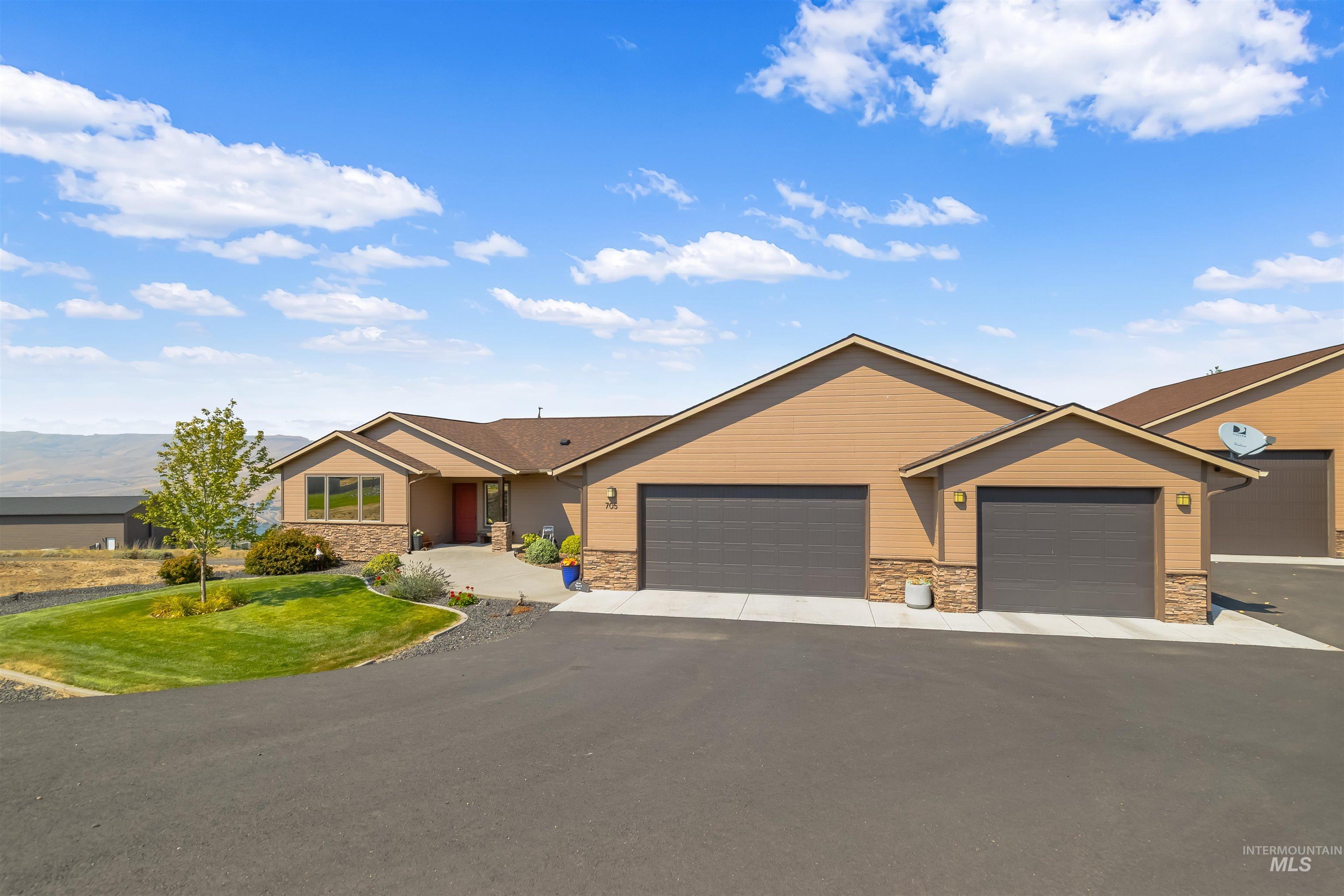 705 Talons Ct Property Photo 4