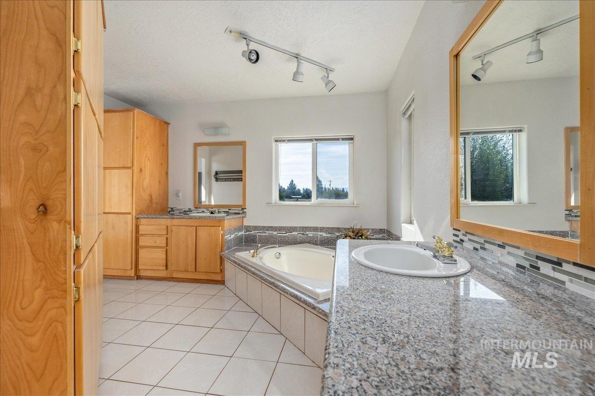 13159 Cameron Dr. Property Photo 21