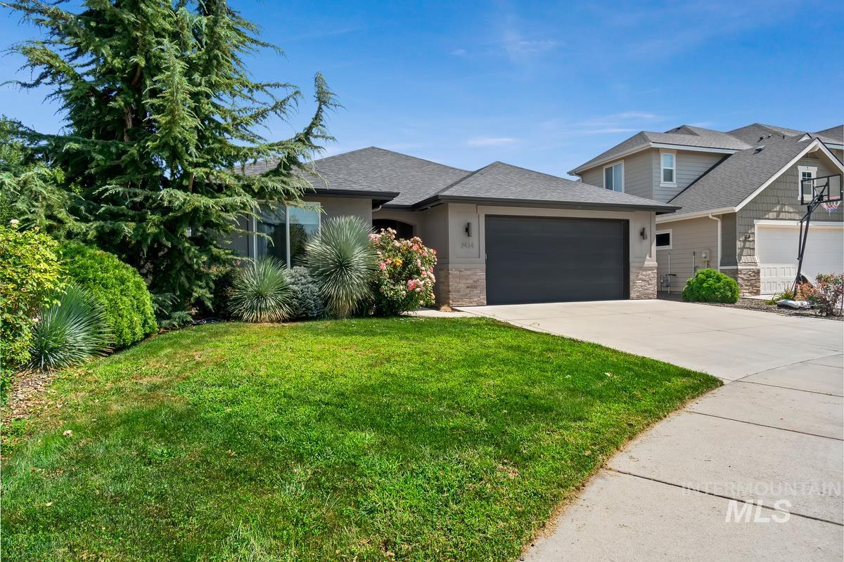 2434 N Betula Ave Property Photo 2