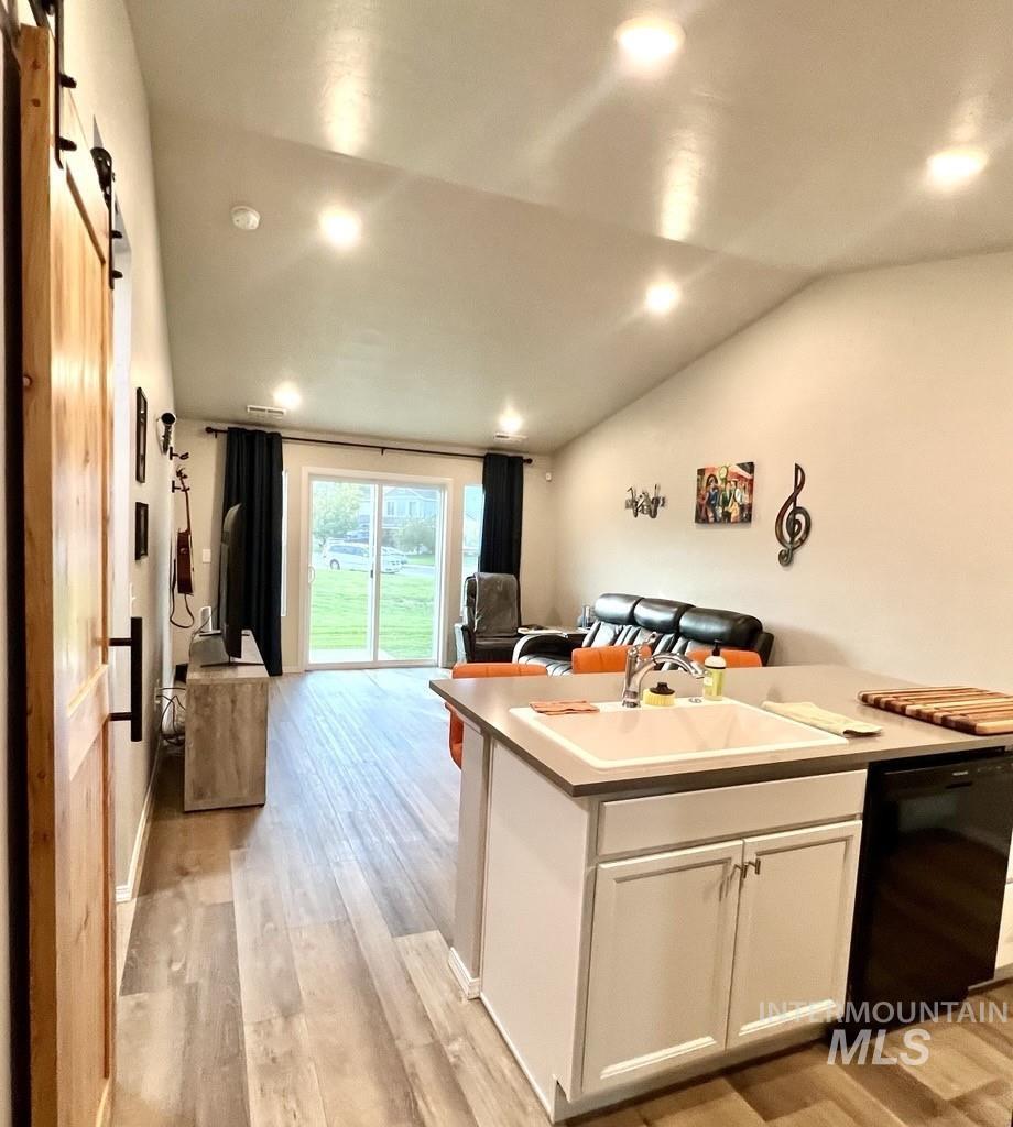 908 S Beaver Creek Way Property Photo 2