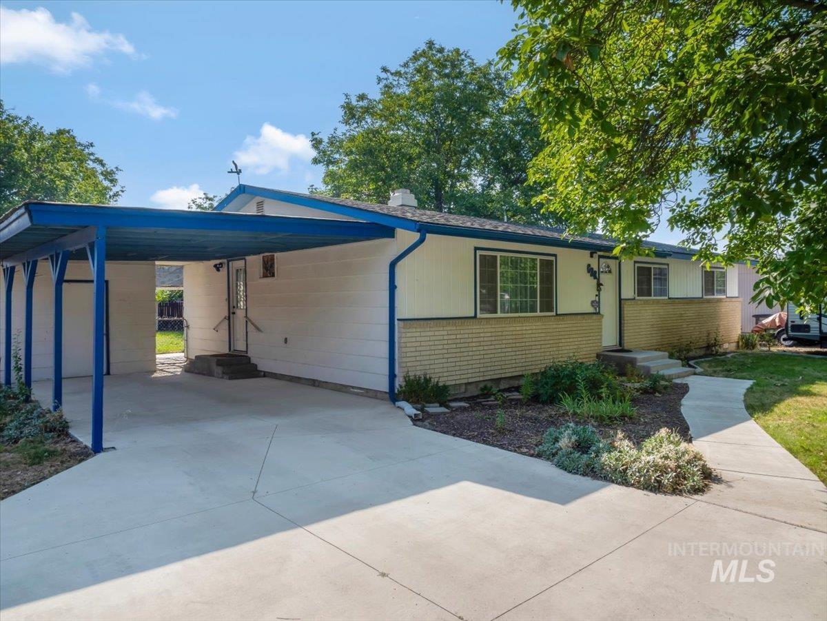 638 Meadow Dr Property Photo 2