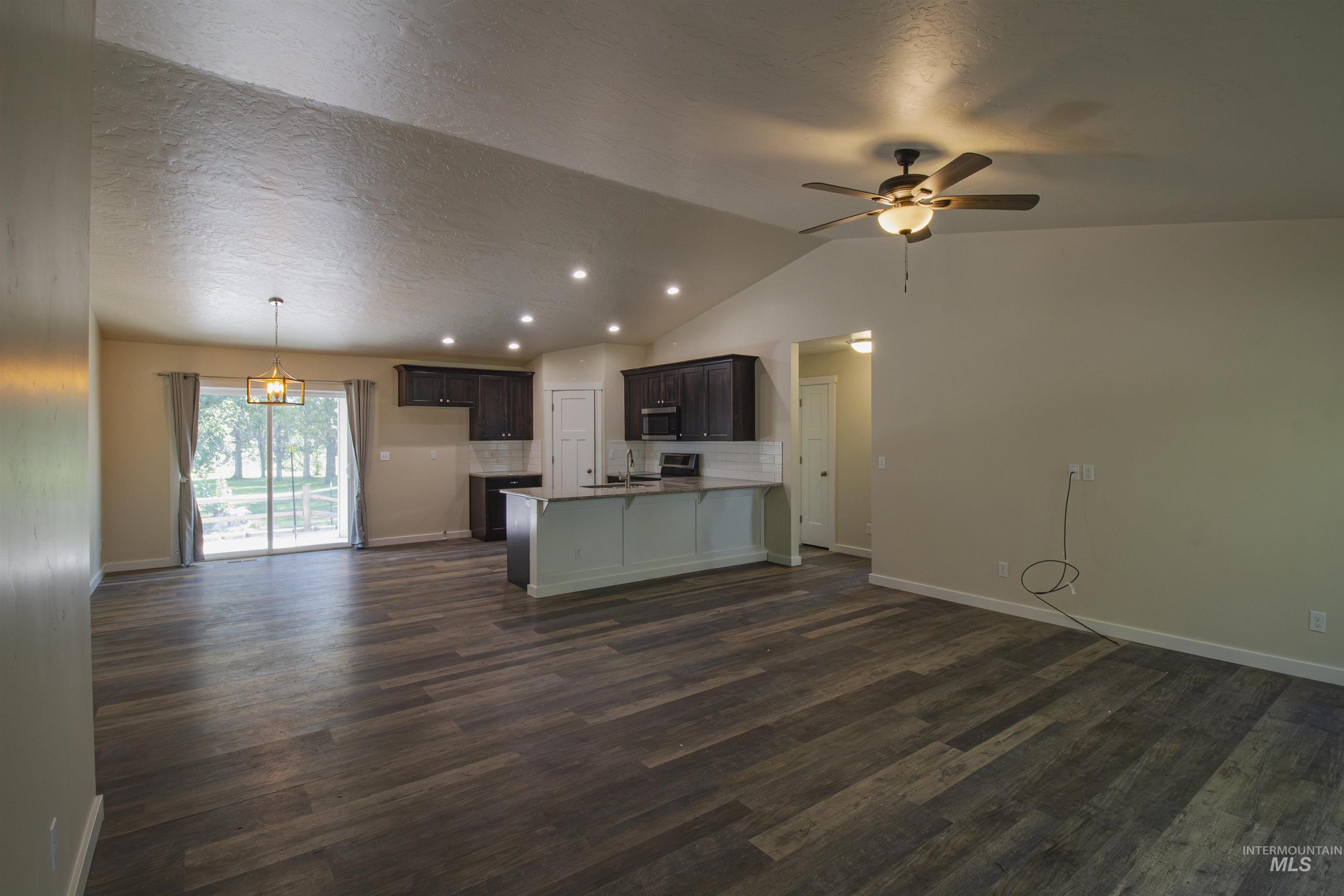 607 Peach Lane Property Photo 3