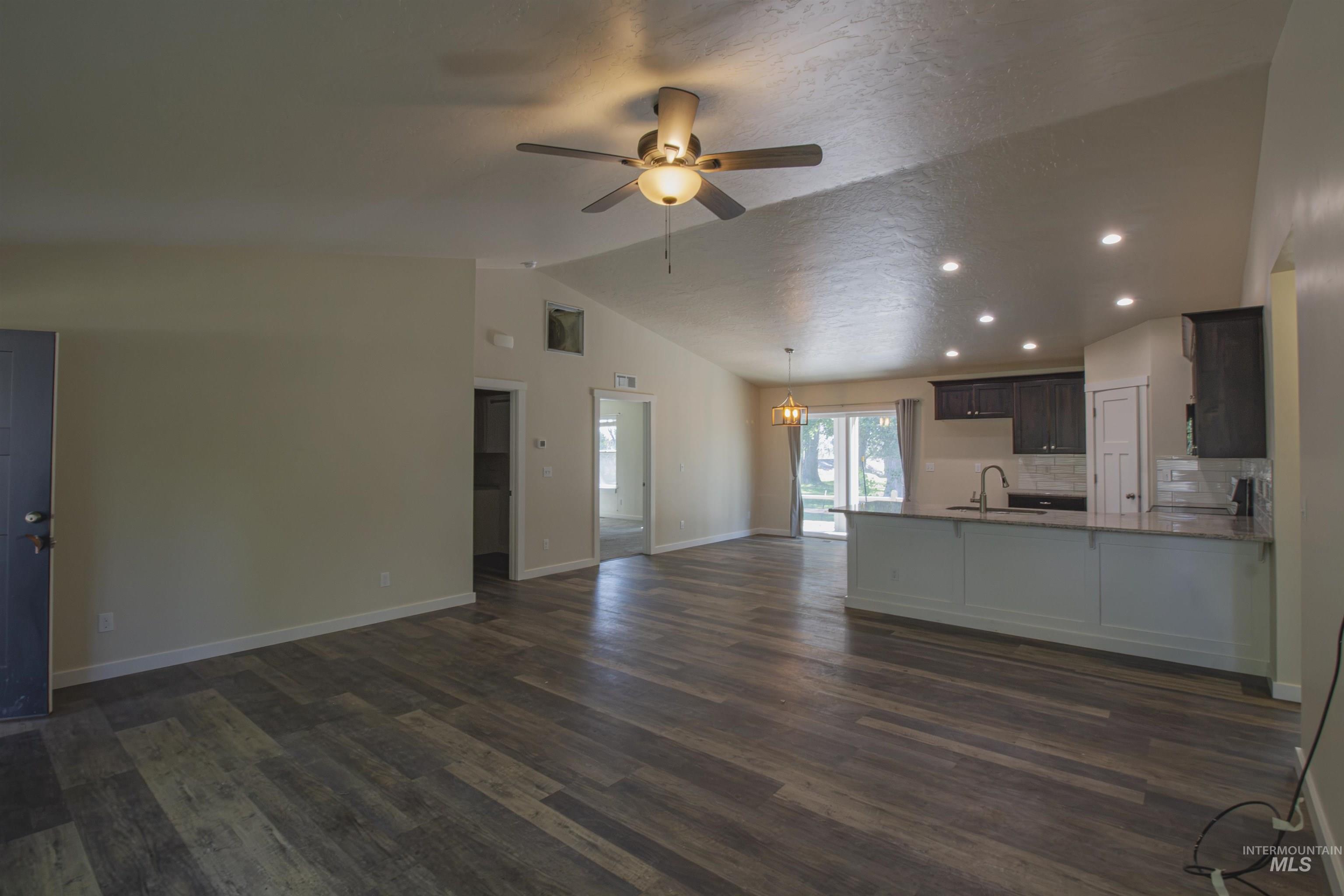 607 Peach Lane Property Photo 4