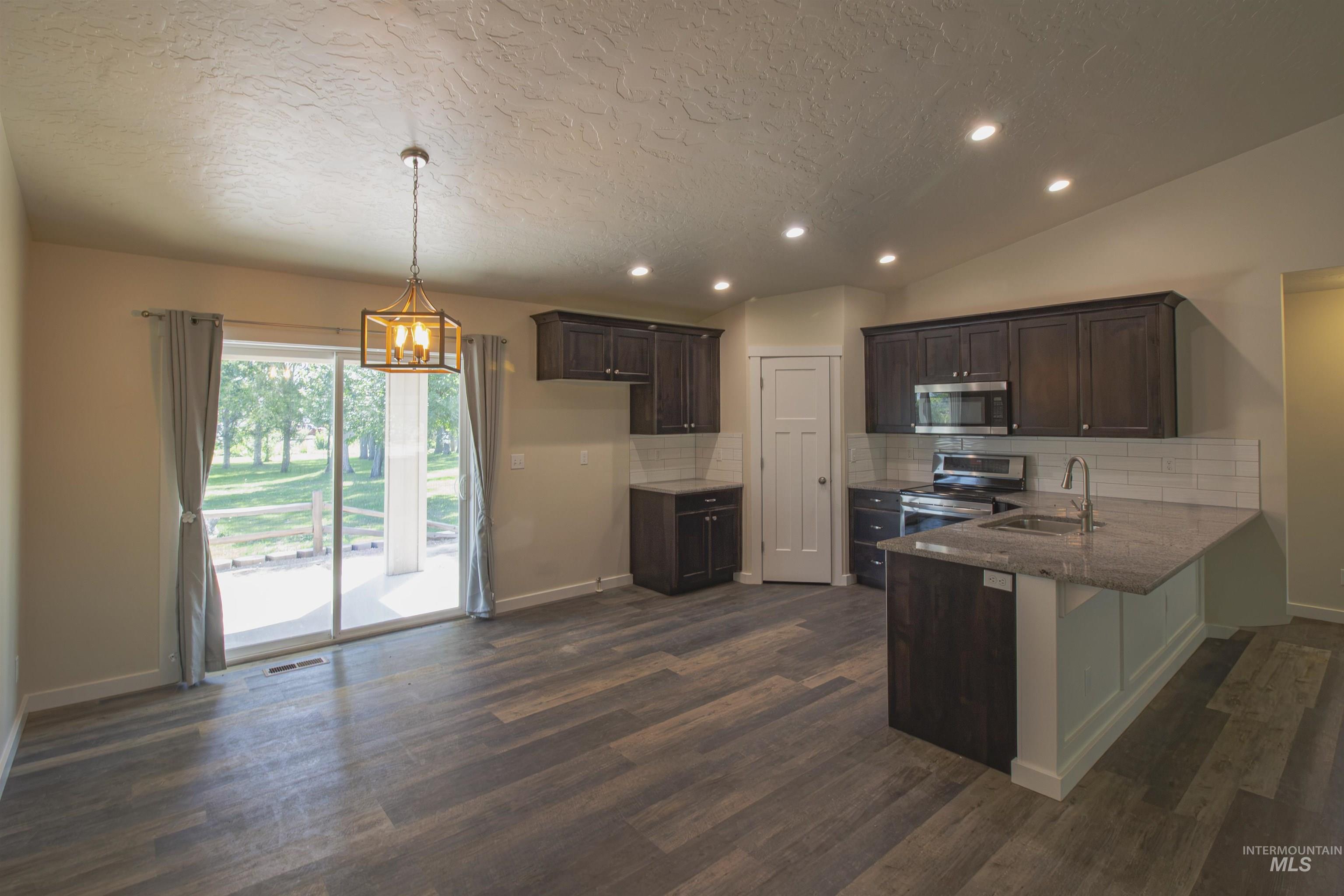 607 Peach Lane Property Photo 5