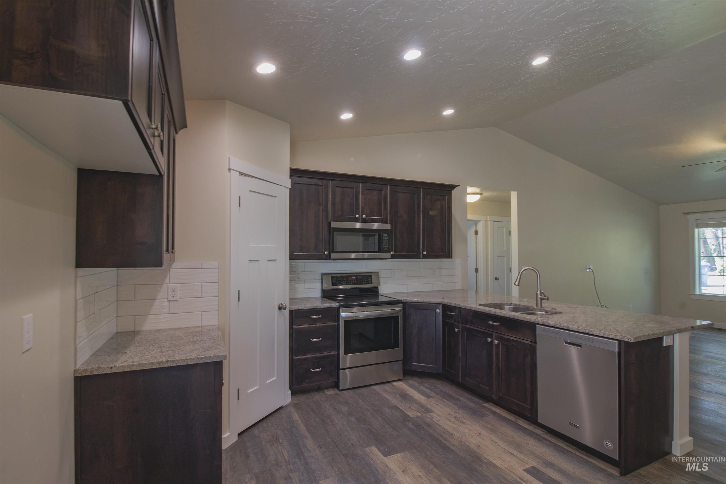 607 Peach Lane Property Photo 6