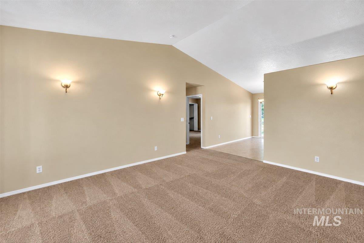 512 S Valley Dr Property Photo 5
