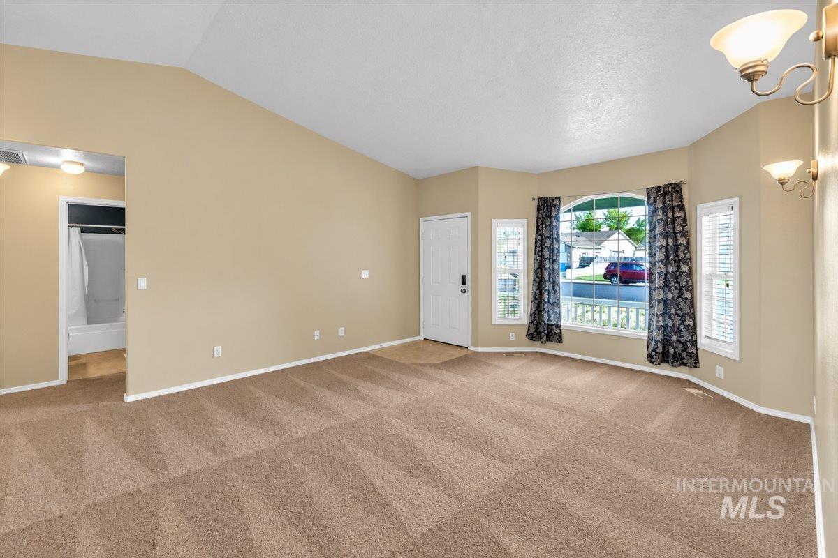 512 S Valley Dr Property Photo 6