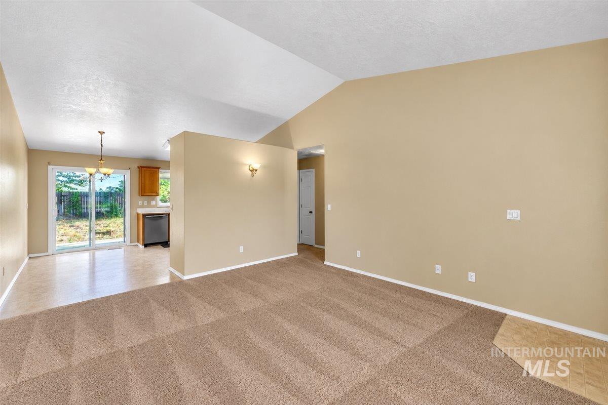 512 S Valley Dr Property Photo 7