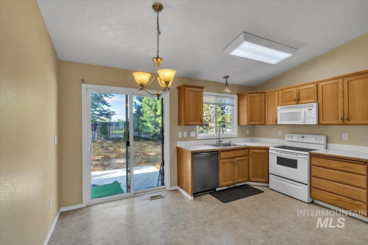 512 S Valley Dr Property Photo 8