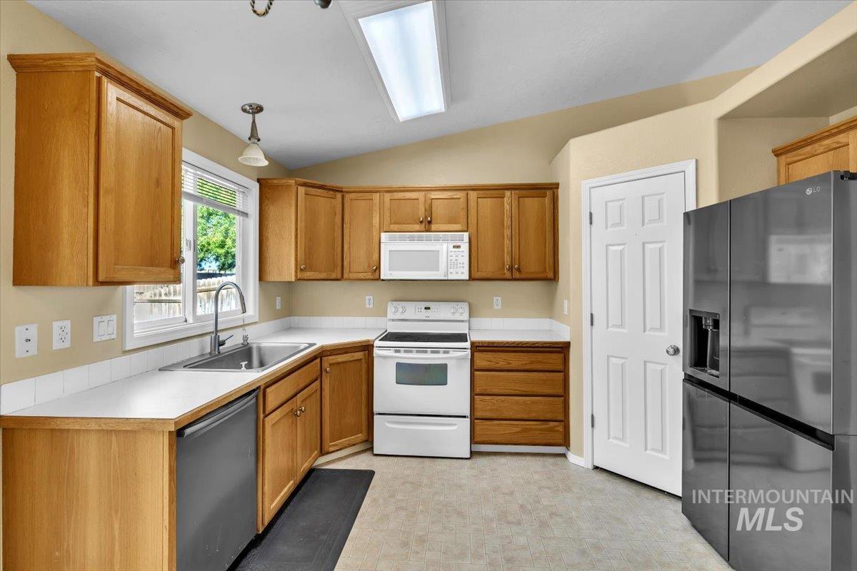 512 S Valley Dr Property Photo 9
