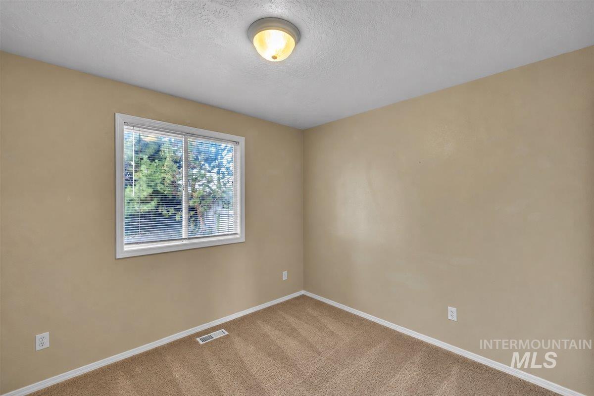512 S Valley Dr Property Photo 14