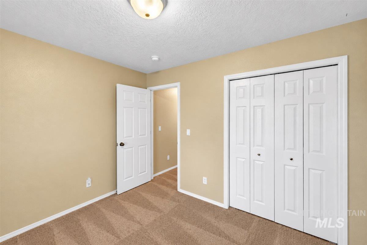 512 S Valley Dr Property Photo 15