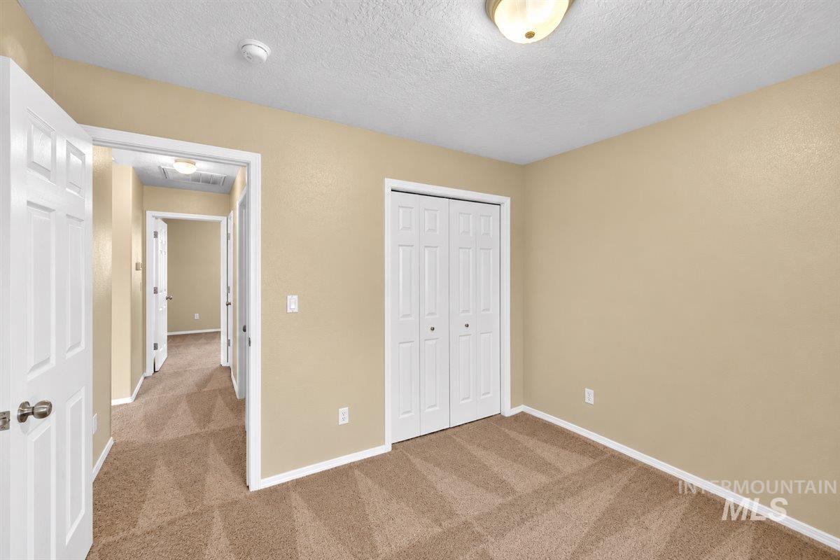 512 S Valley Dr Property Photo 16