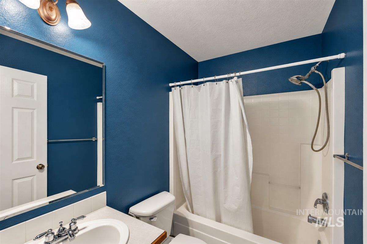 512 S Valley Dr Property Photo 17