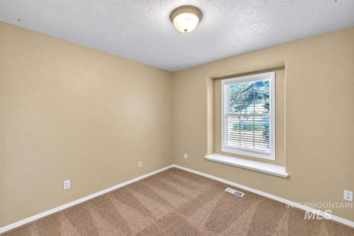 512 S Valley Dr Property Photo 18