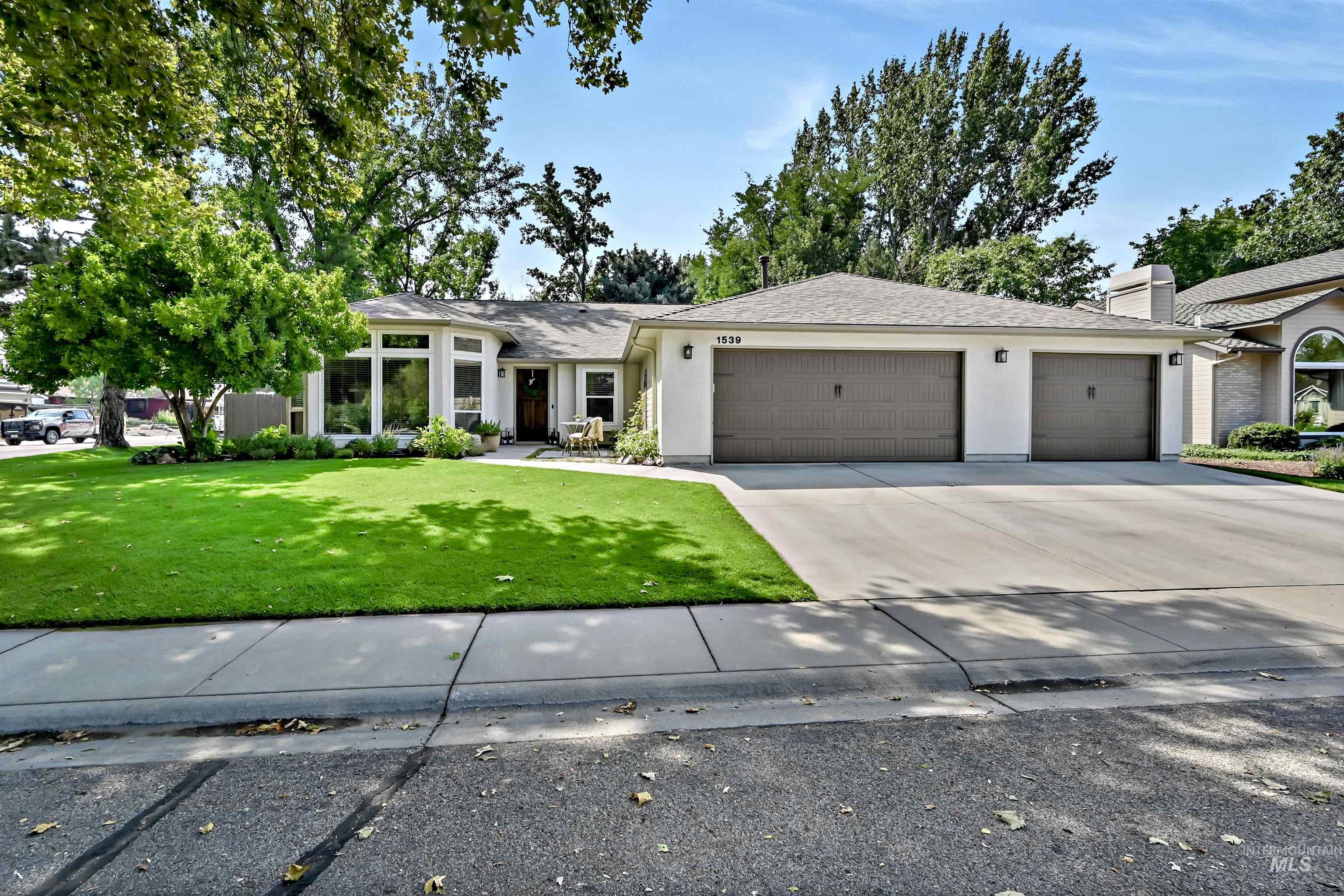 1539 E Spinnaker Court Property Photo 1