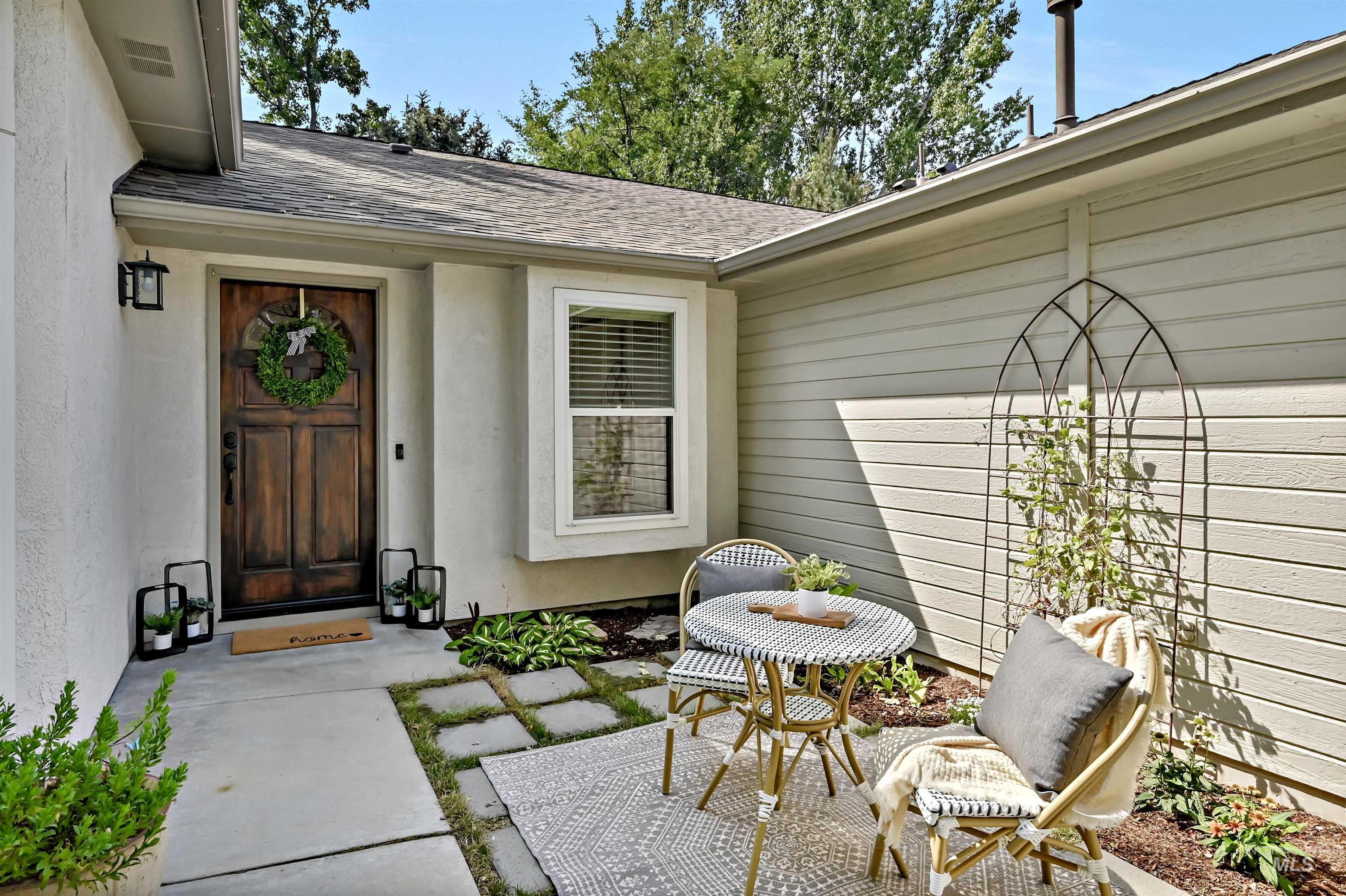 1539 E Spinnaker Court Property Photo 2