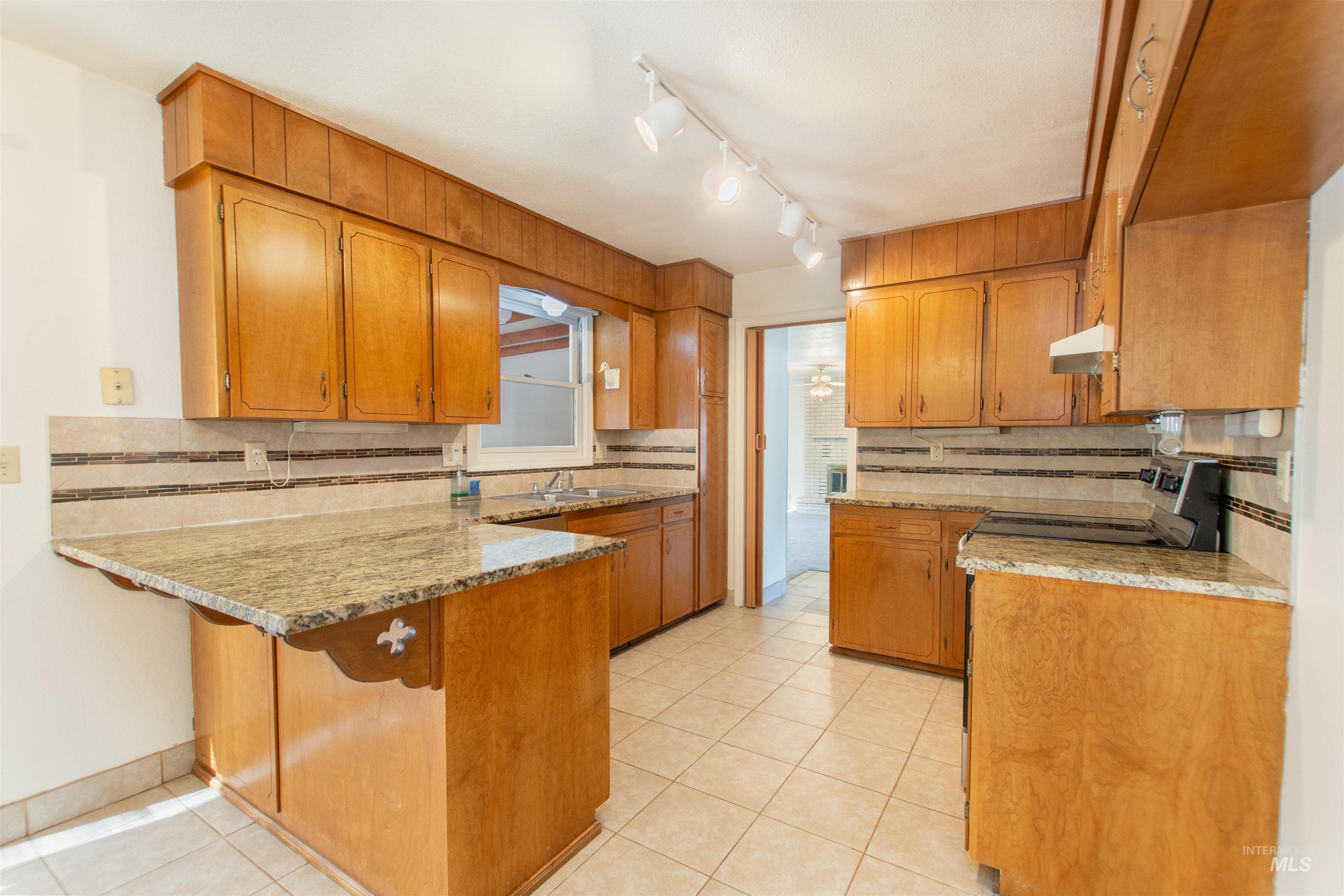 715 Winther Boulevard Property Photo 10