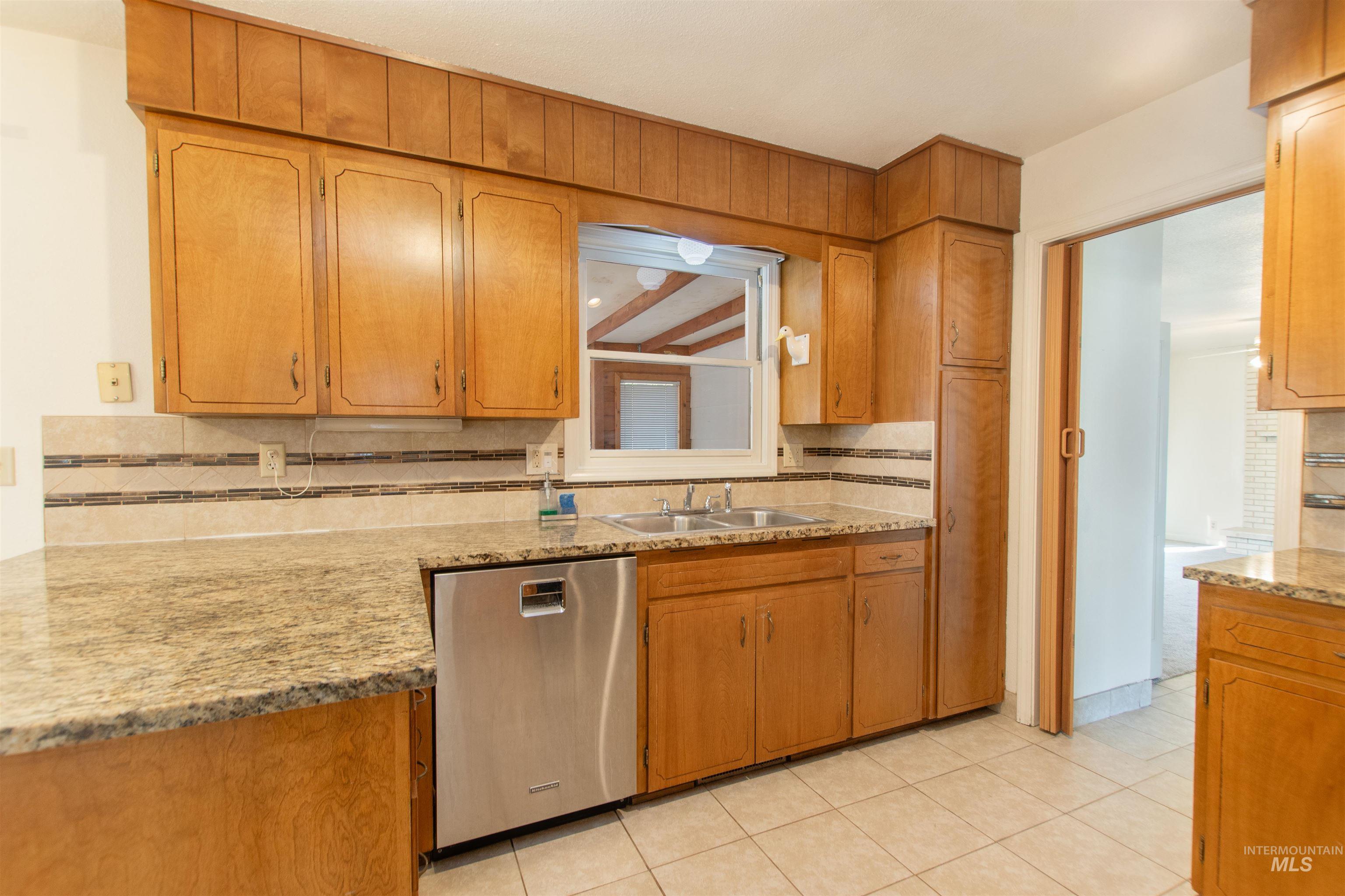 715 Winther Boulevard Property Photo 11