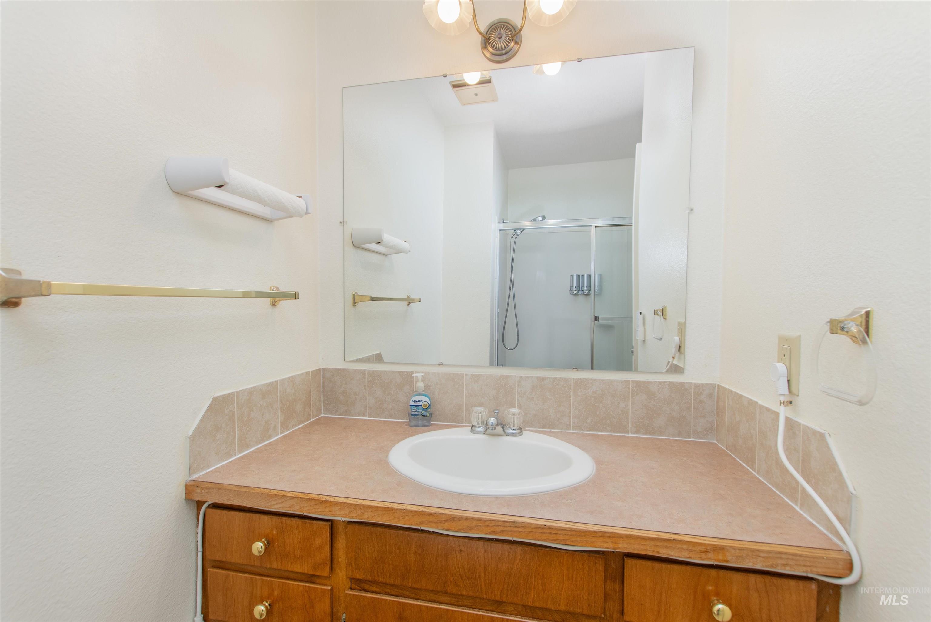 715 Winther Boulevard Property Photo 23