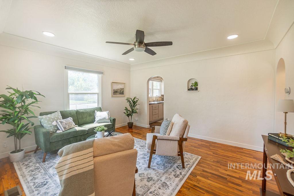 323 S Fern Street Property Photo 6