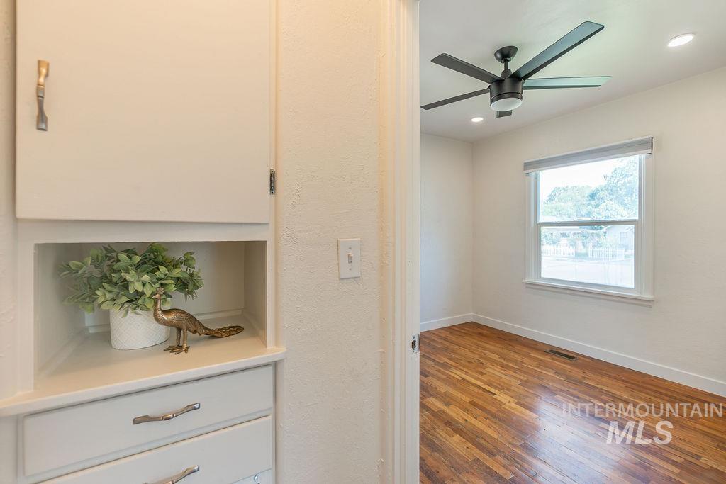 323 S Fern Street Property Photo 32