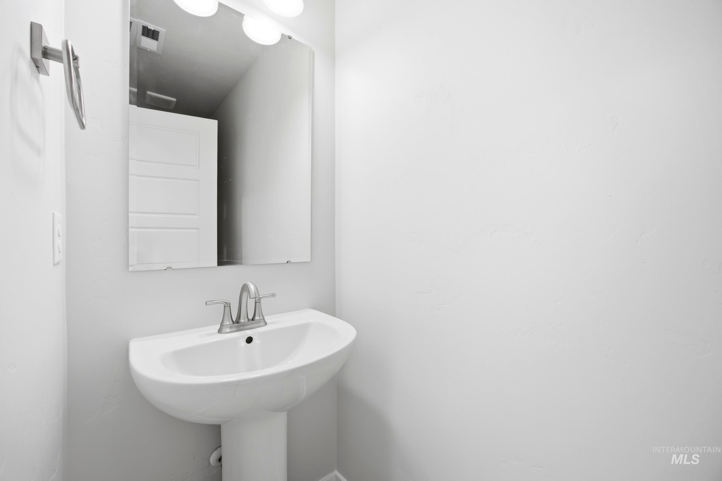 10870 Greensboro St Property Photo 9