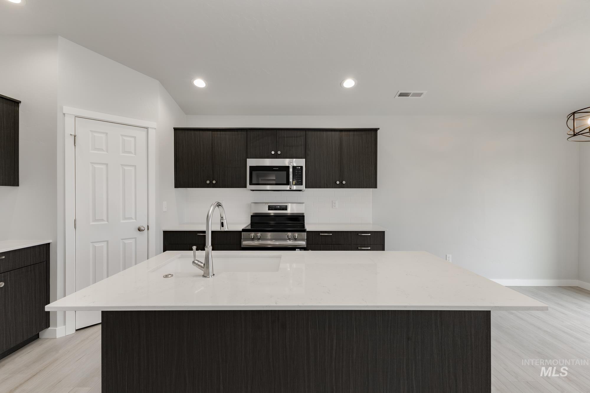 2562 W Tar Sands Dr Property Photo 3