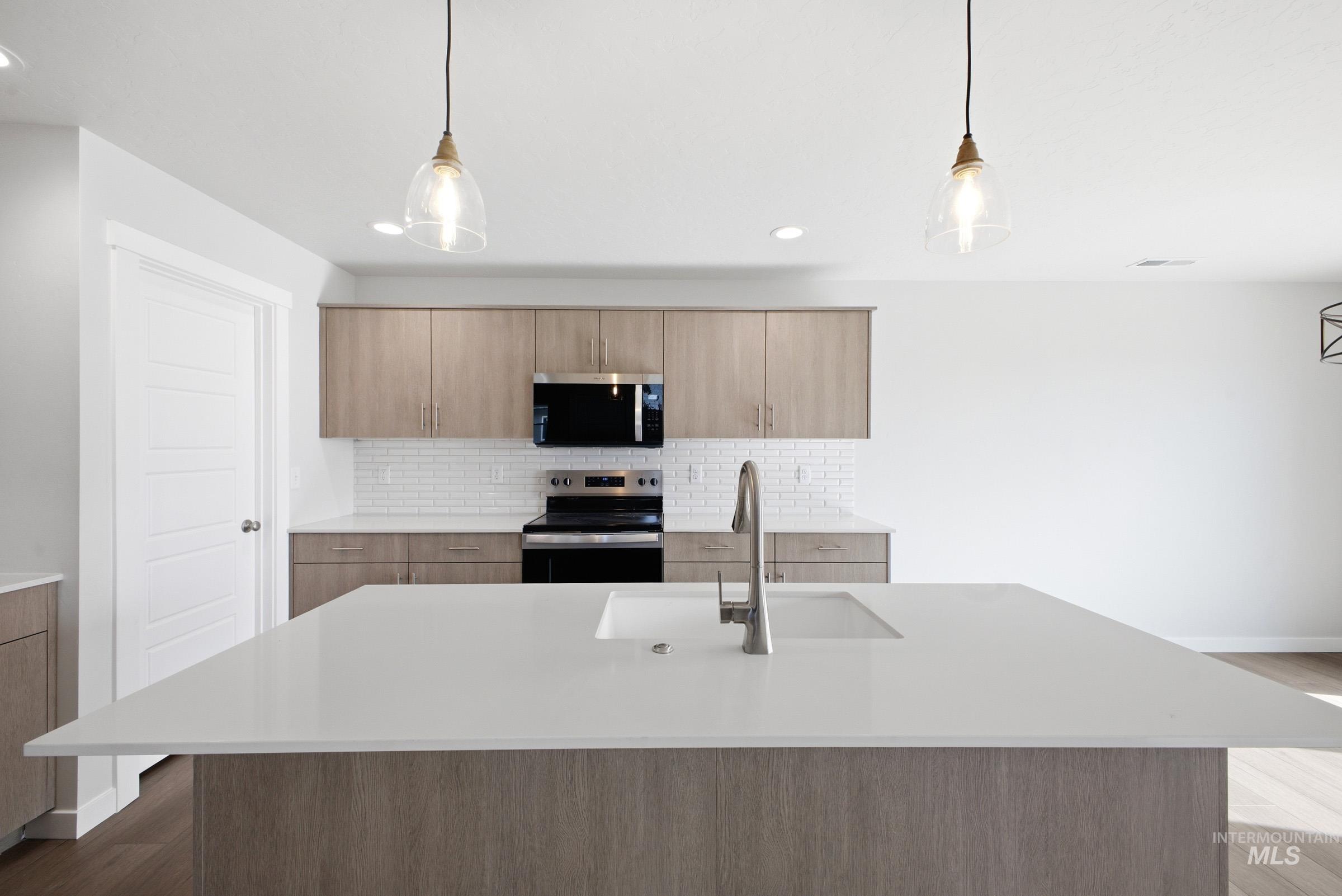 2072 S Summerson Way Property Photo 3