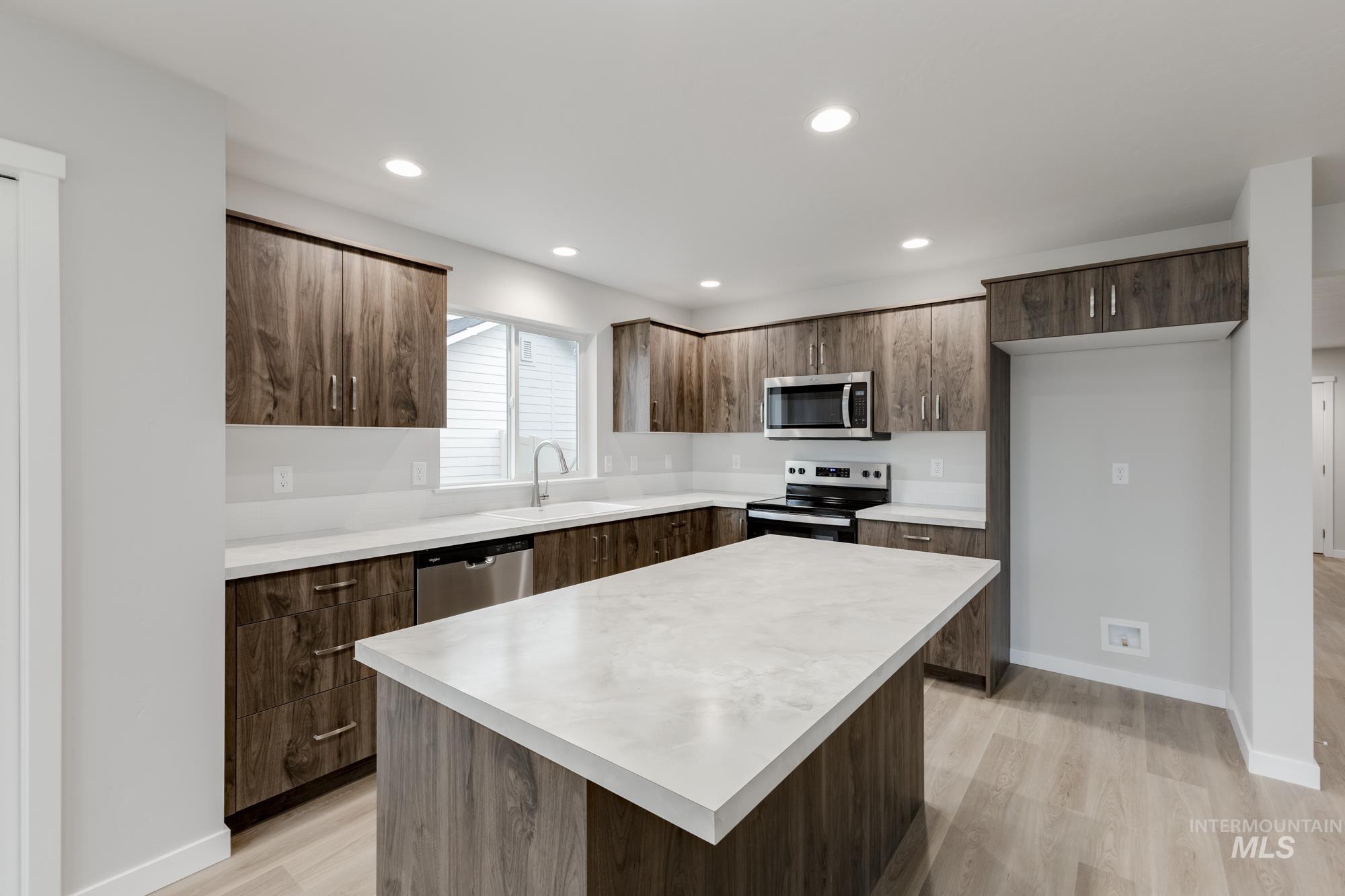 14068 Shiny Spruce St Property Photo 3