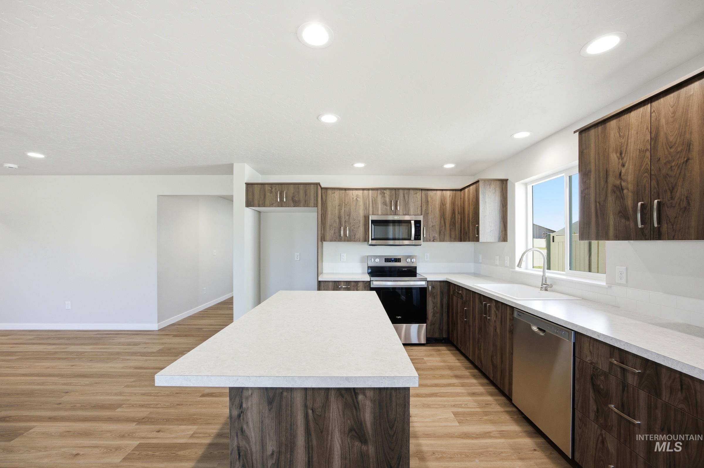 14068 Shiny Spruce St Property Photo 4