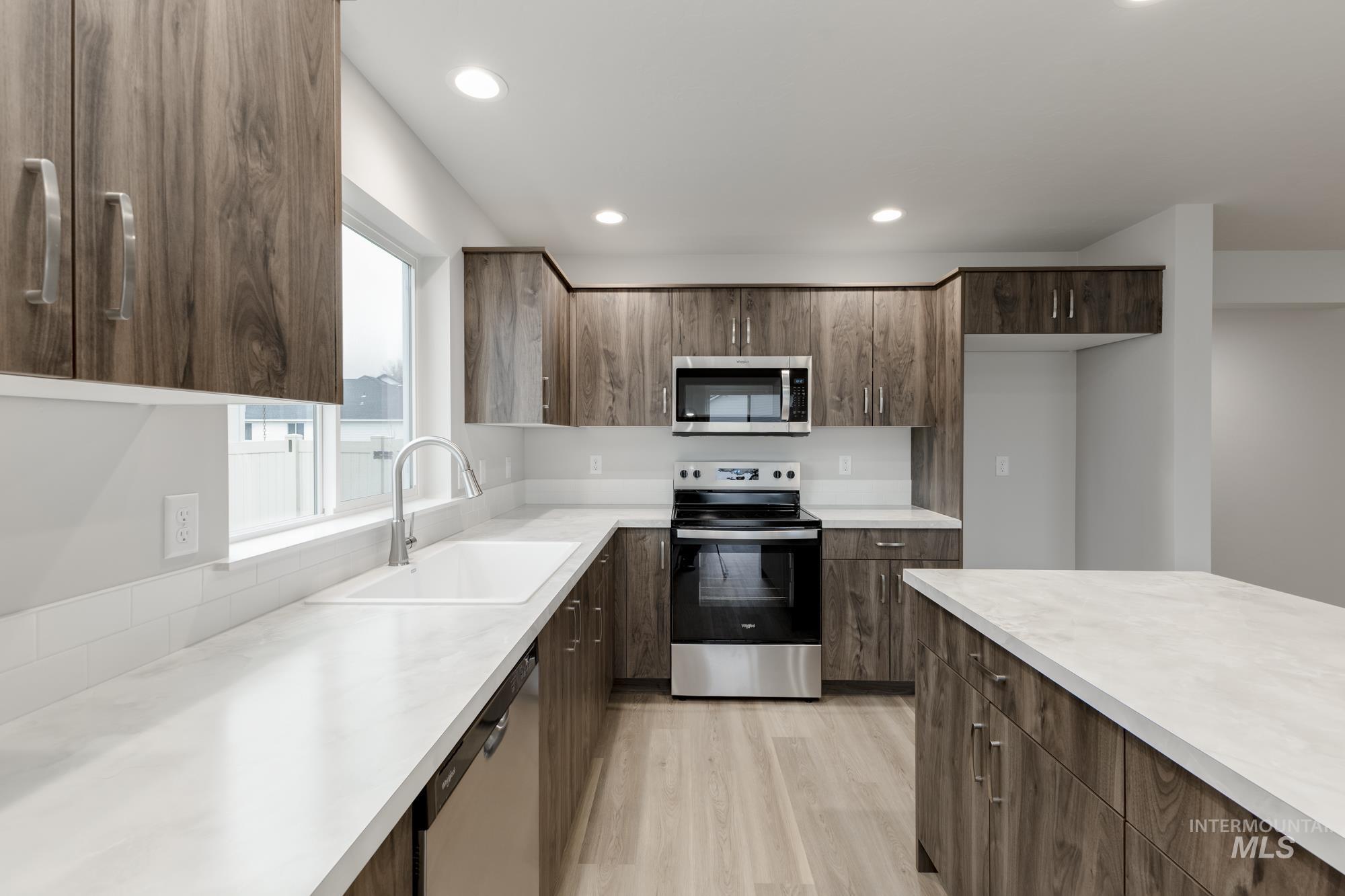 14068 Shiny Spruce St Property Photo 5