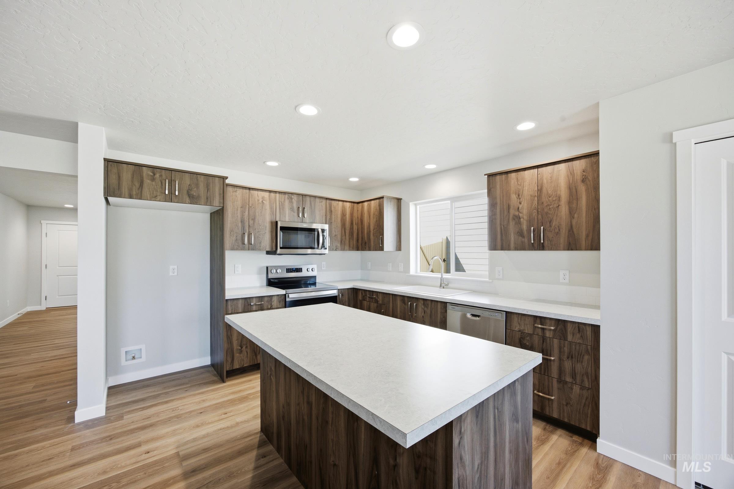 14068 Shiny Spruce St Property Photo 5