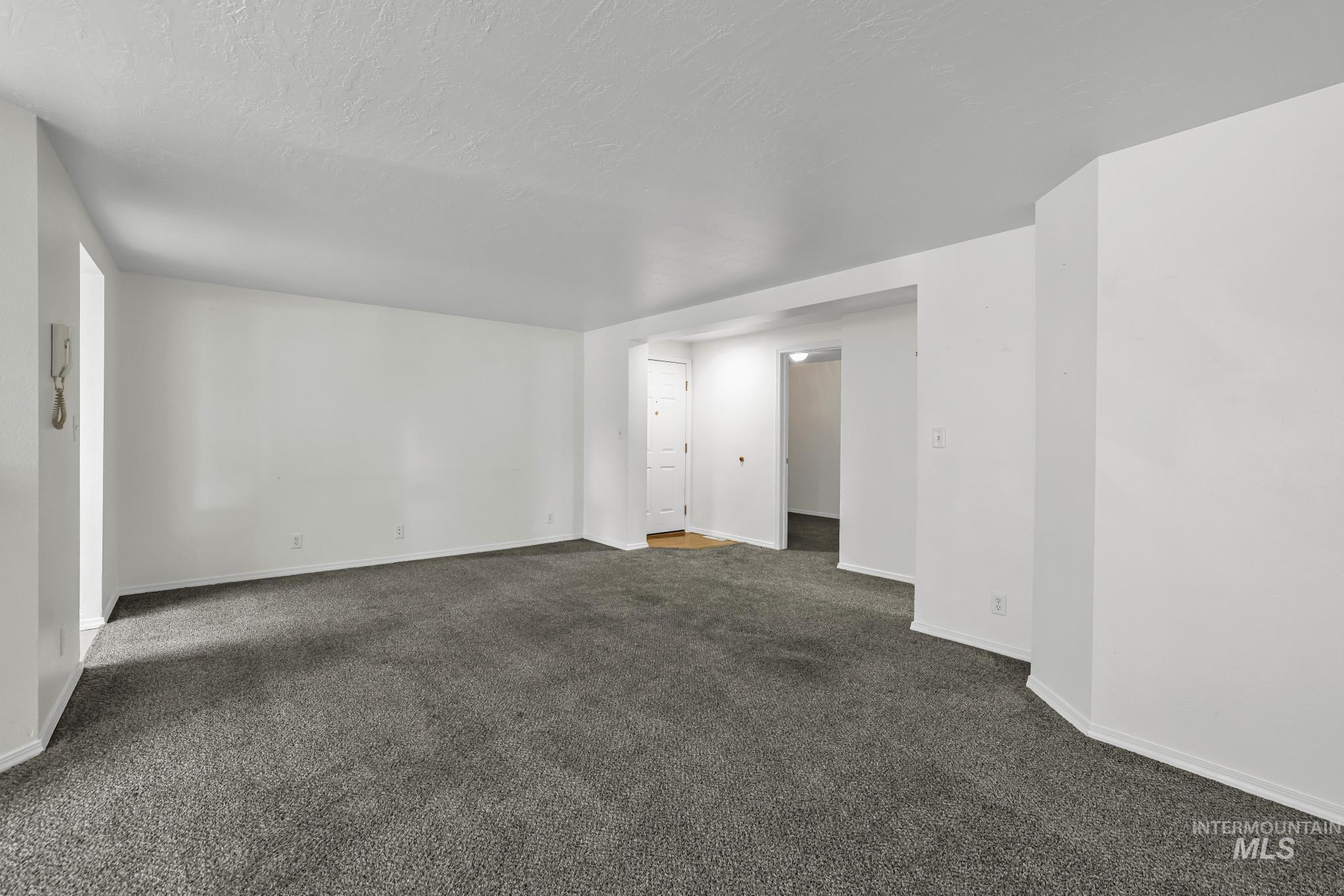 351 4 Elm St N Property Photo 4