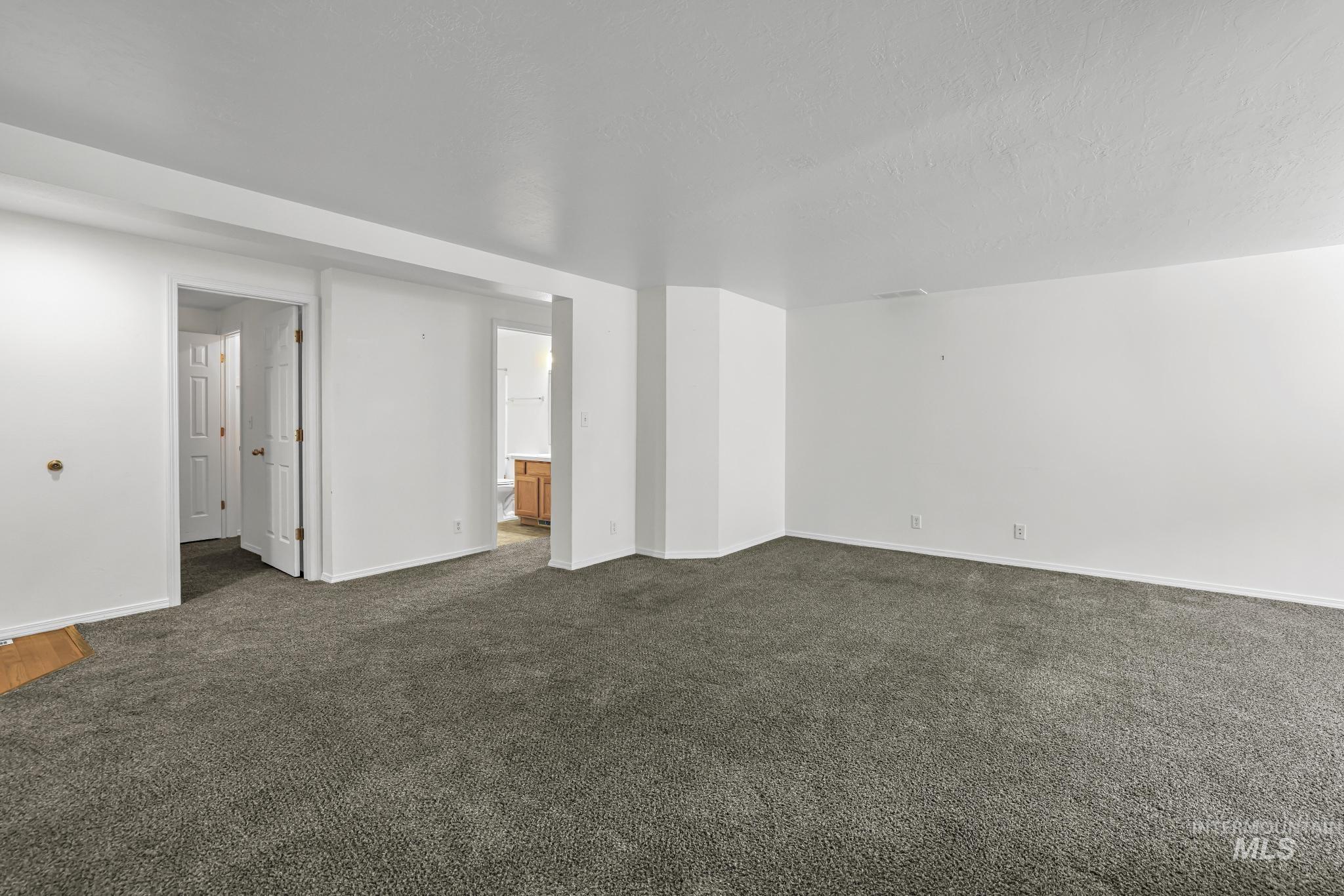 351 4 Elm St N Property Photo 5