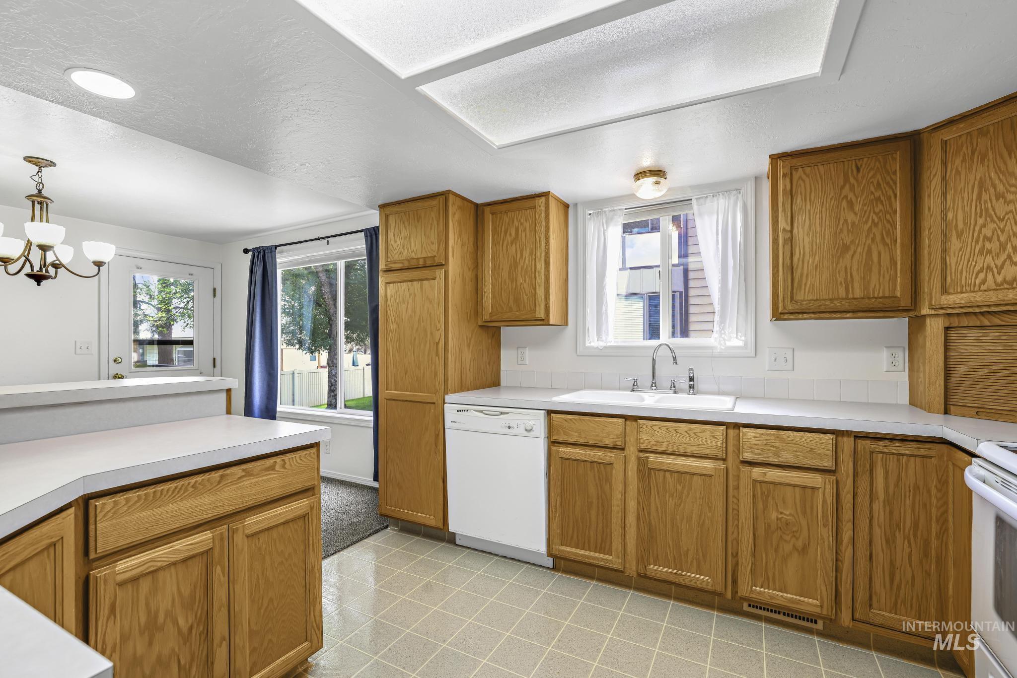 351 4 Elm St N Property Photo 11