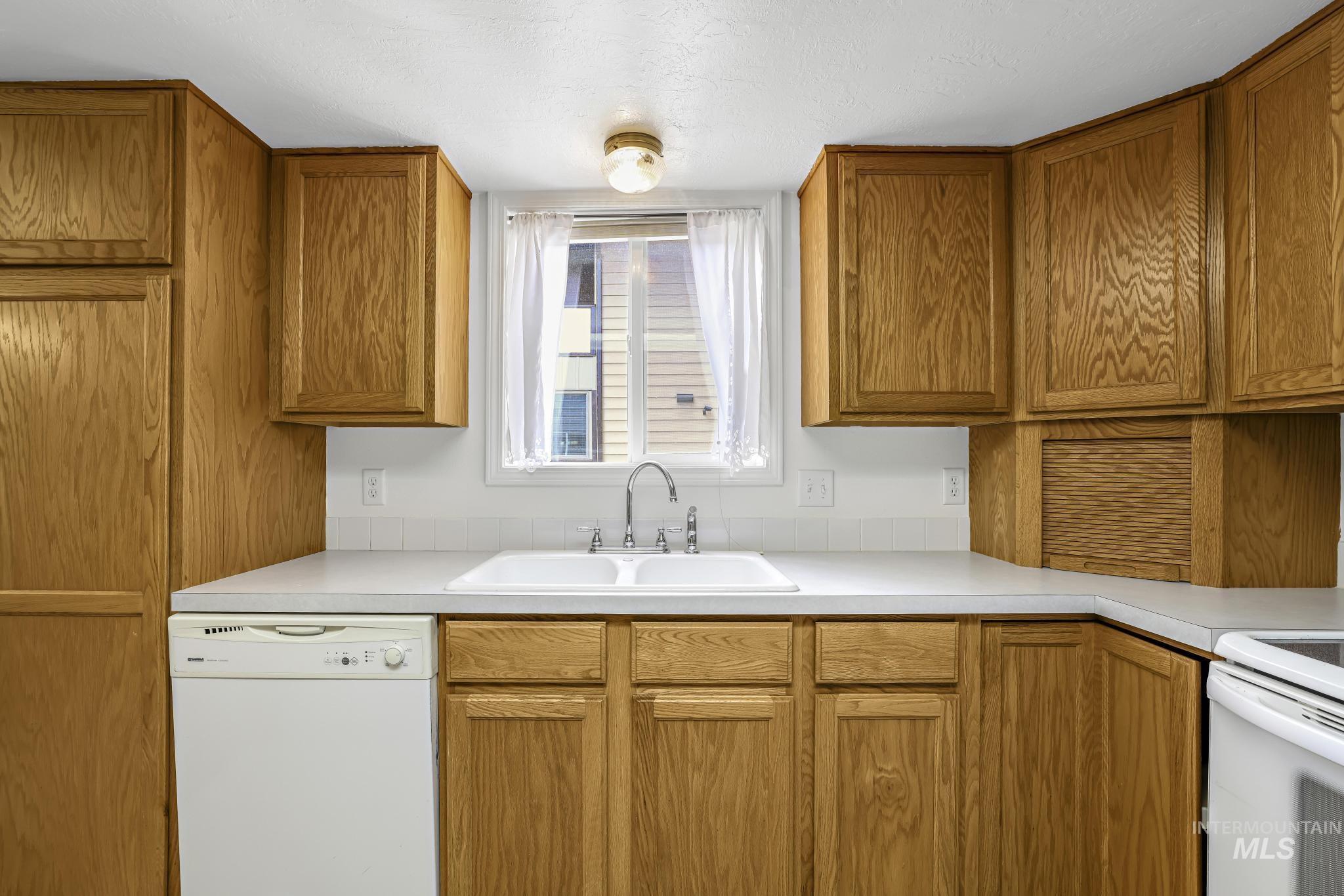 351 4 Elm St N Property Photo 12