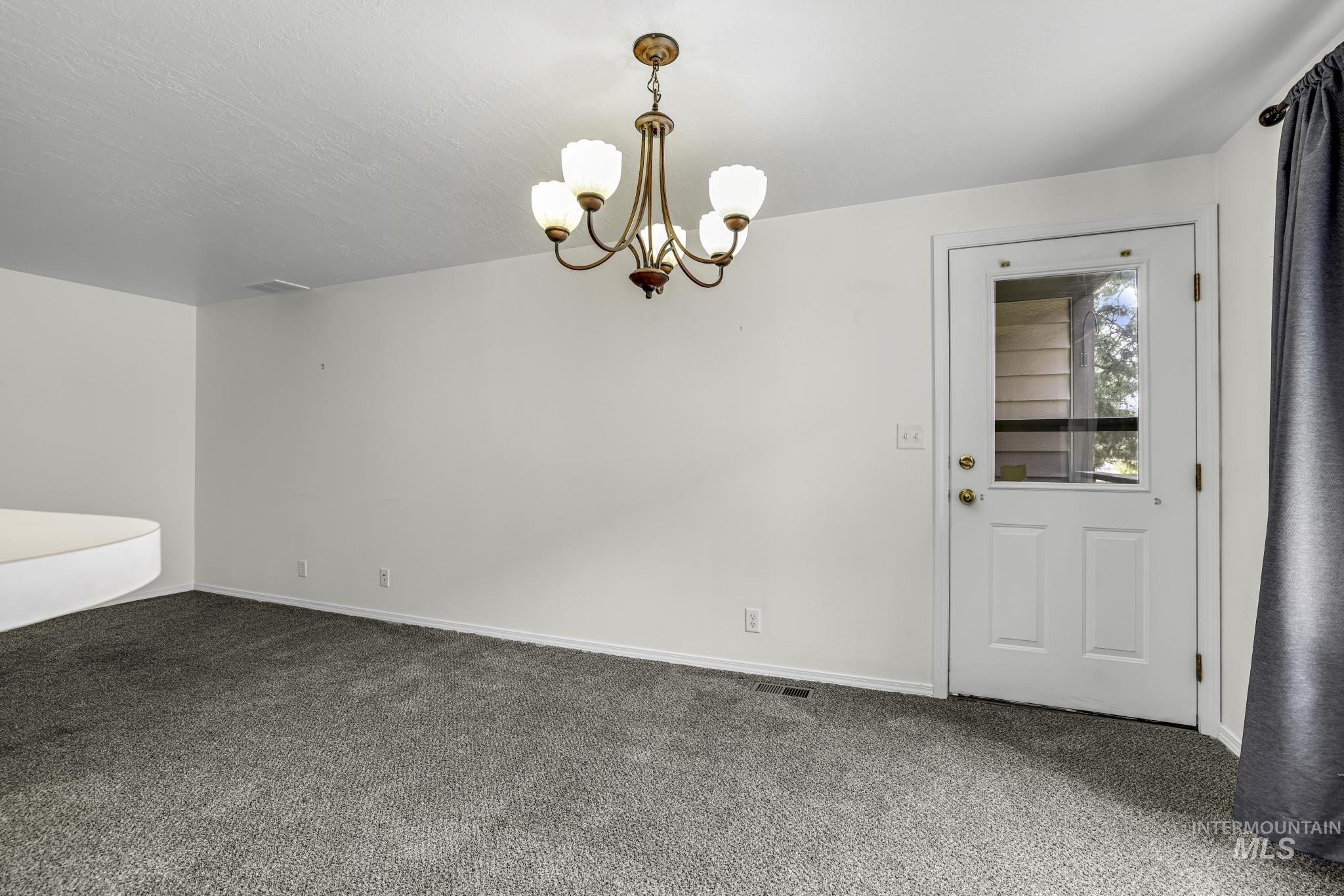 351 4 Elm St N Property Photo 14