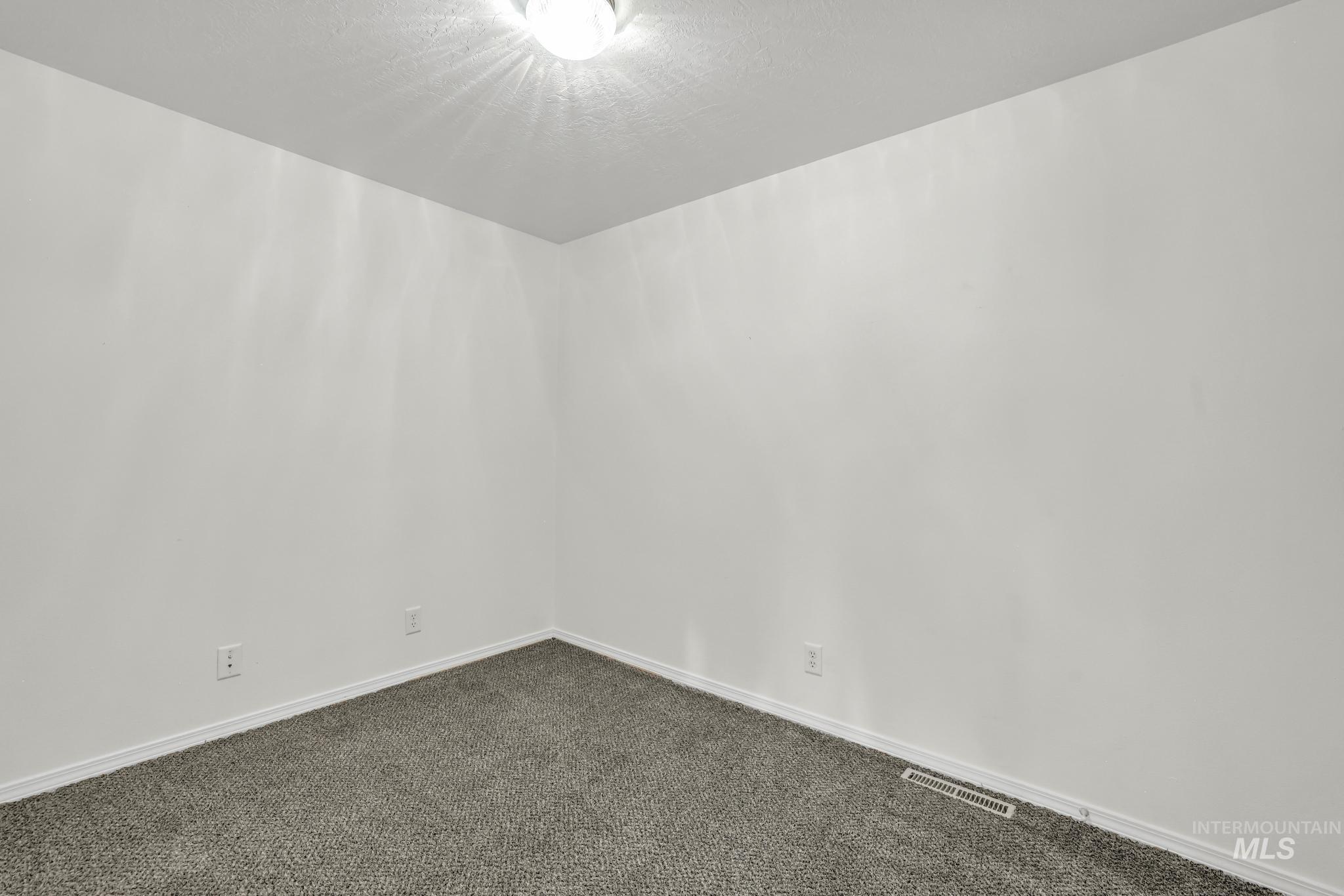 351 4 Elm St N Property Photo 16