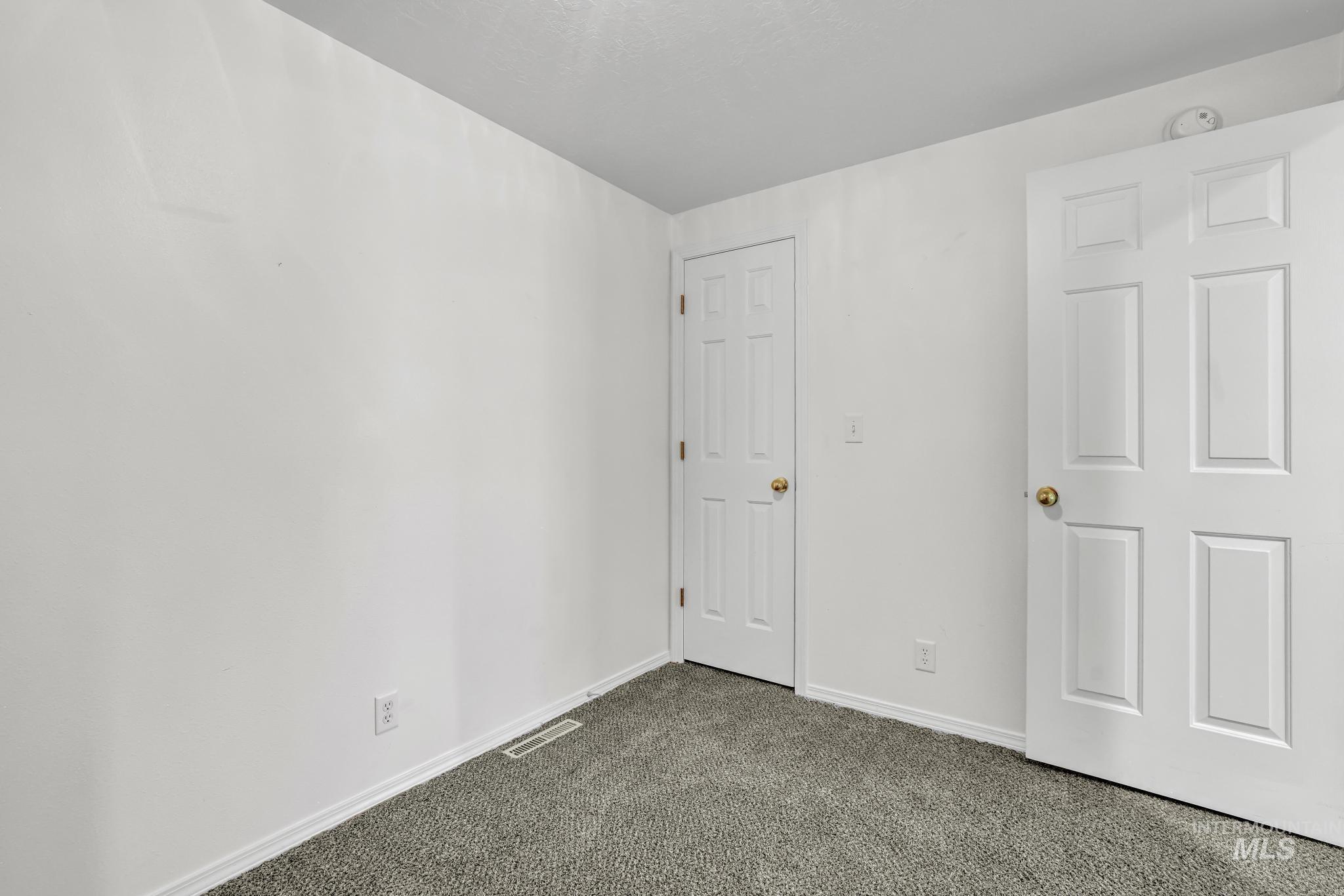 351 4 Elm St N Property Photo 17