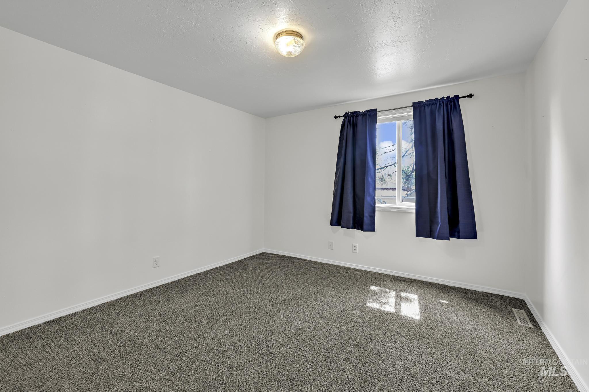 351 4 Elm St N Property Photo 19