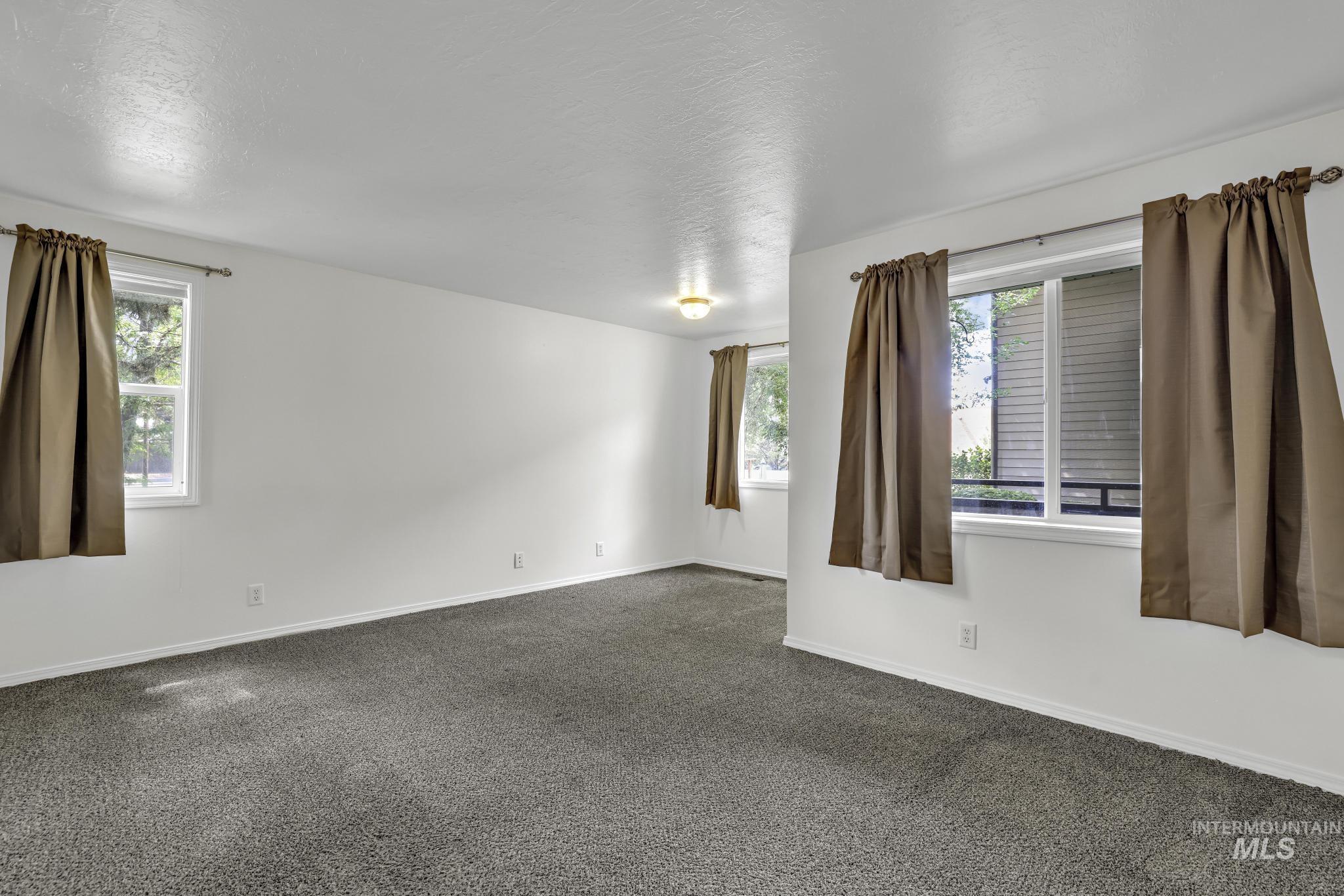 351 4 Elm St N Property Photo 24