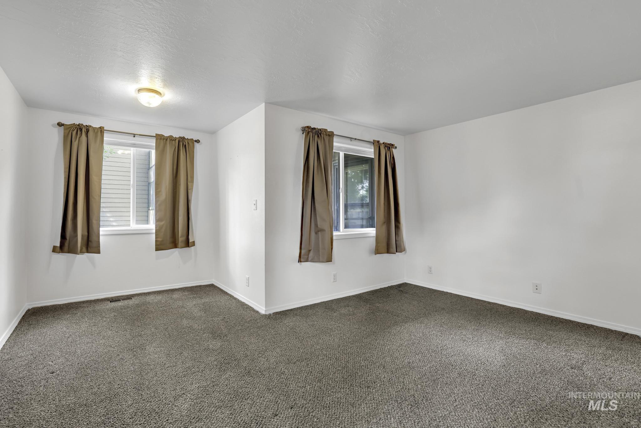 351 4 Elm St N Property Photo 25