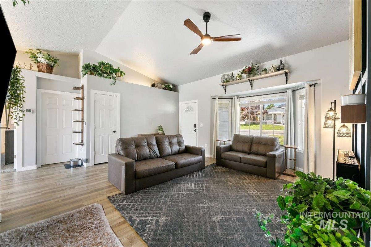 3309 Robinhood Loop Property Photo 9