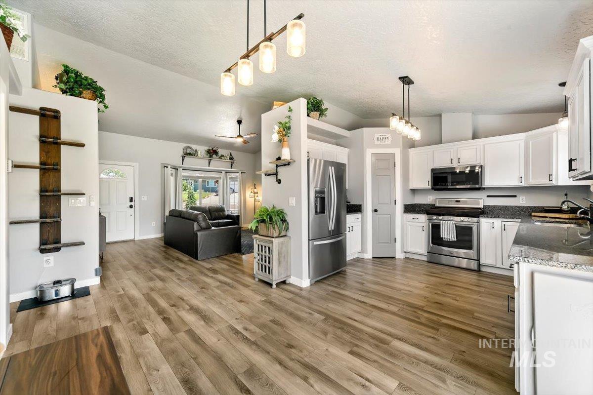 3309 Robinhood Loop Property Photo 13