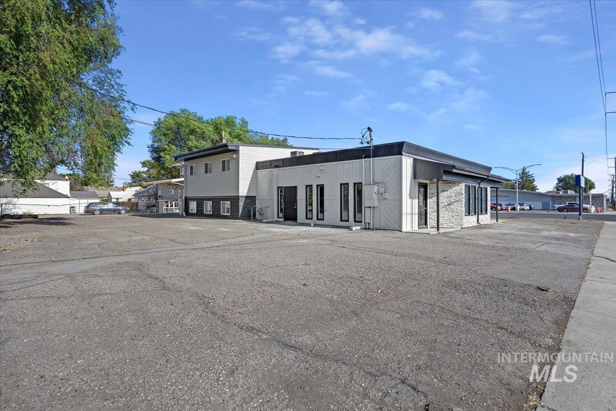507 Main Ave W Property Photo 4