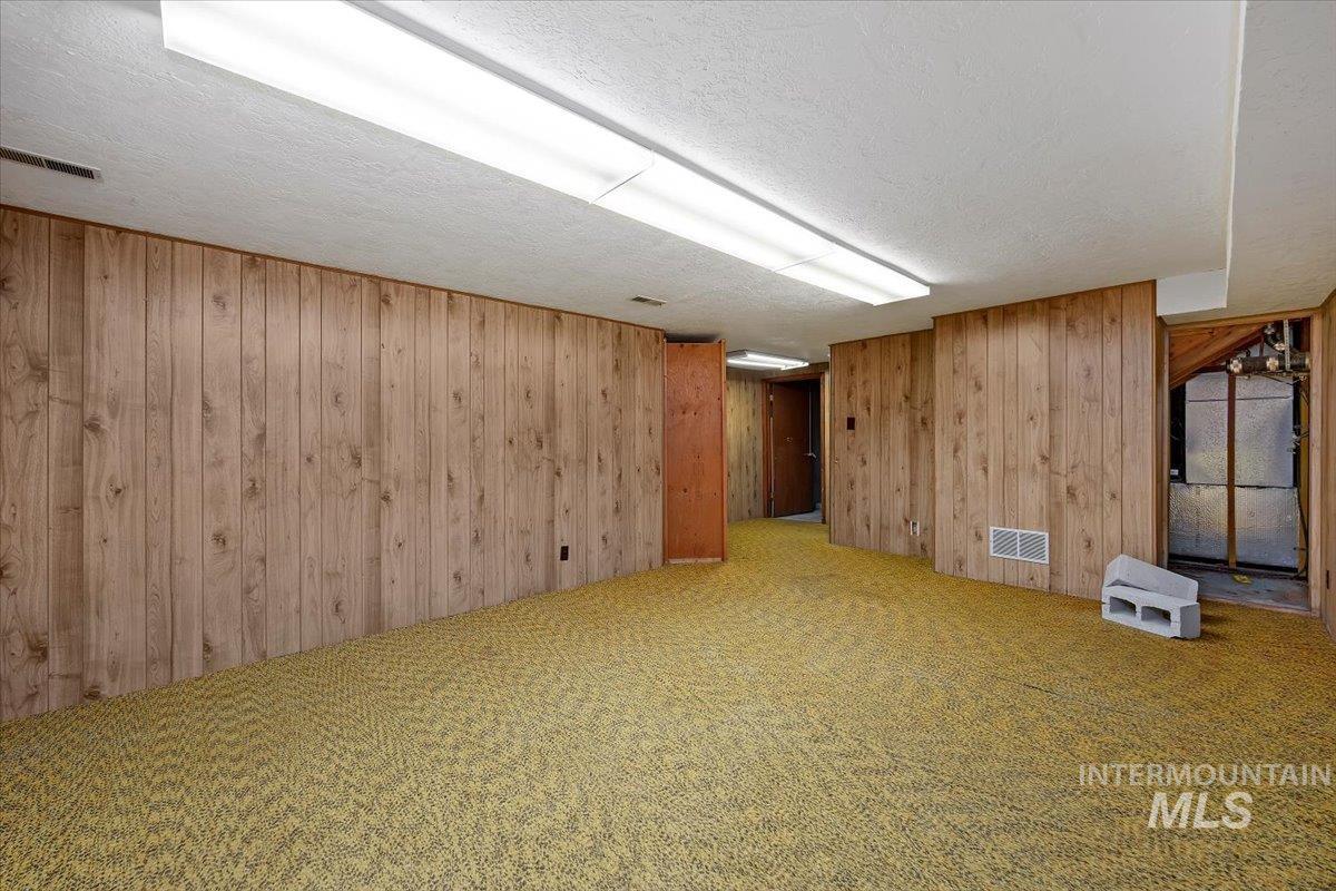 507 Main Ave W Property Photo 12