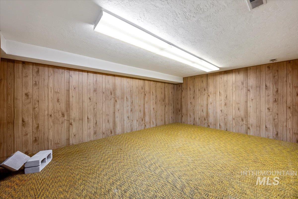 507 Main Ave W Property Photo 13