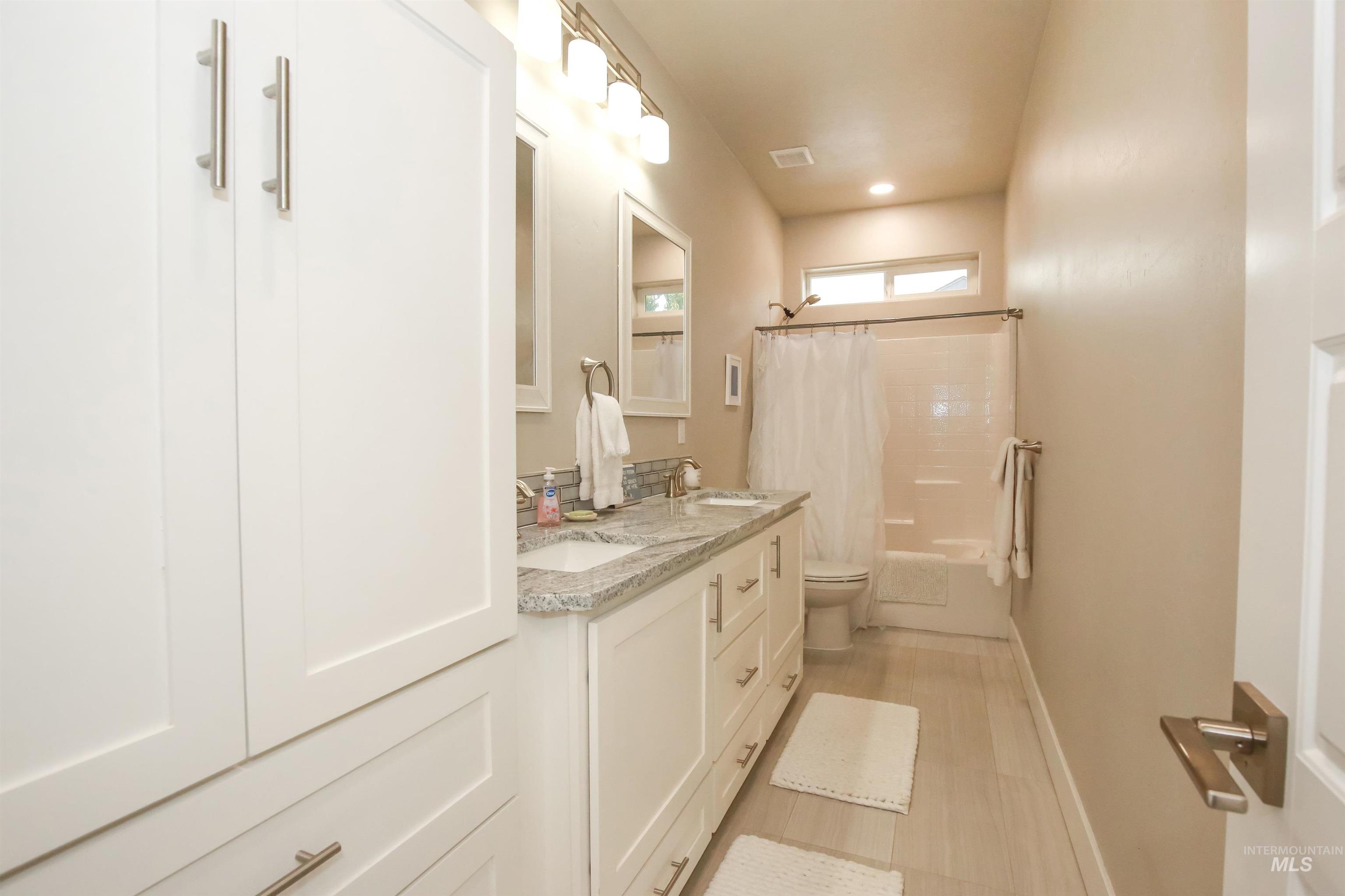 1315 Cantebria Way Property Photo 7